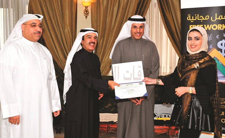 إحدى الطالبات تتسلم شهادتها﻿