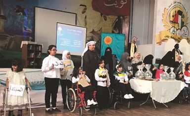 د.سلمان اللافي مع طالبات مدرسة الرجاء﻿