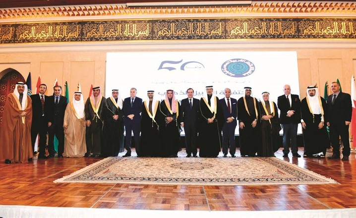 لقطة تذكارية لوزراء أوابك قبيل حفل العشاء الذي أقيم على شرفهم أمس بمناسبة انعقاد اجتماعهم في الكويت 	(متين غوزال)﻿