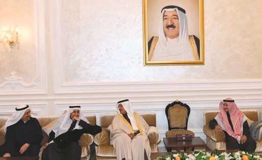 صاحب السمو الملكي الأمير عبدالعزيز بن سلمان في حديث مع السيد فواز خالد المرزوق بحضور الوزير م.عصام المرزوق والسفير د. عبدالعزيز الفايز﻿