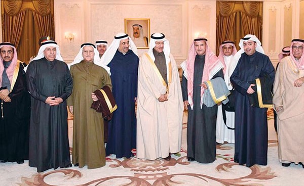 صاحب السمو الملكي الأمير عبدالعزيز بن سلمان وزير الدولة لشؤون الطاقة السعودي لدى وصوله إلى الكويت أمس للمشاركة في اجتماع «أوابك» وفي استقباله الوزير م.عصام المرزوق والشيخ طلال العذبي الصباح وعباس النقي والسفير د.عبدالعزيز الفايز والسيد فواز خالد المرزوق