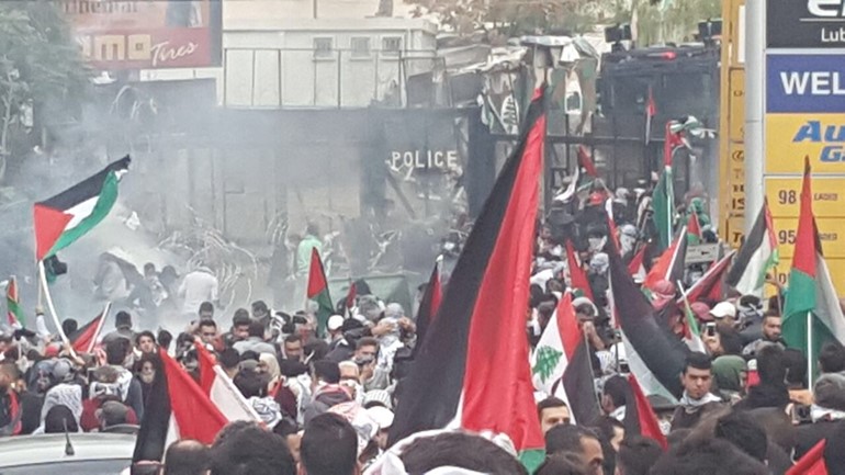 لبنان..مواجهات بين محتجين وقوات الأمن خلال تظاهرة أمام السفارة الأميركية