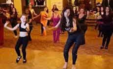 بالفيديو..فتاة صغيرة تسرق الأنظار من دينا... خفّة في اتقان الحركات