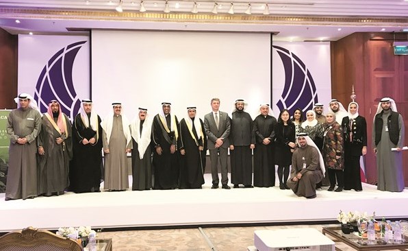 د.فالح العزب والمستشار عبدالرحمن النمش والسفير حمد المري وأعضاء هيئة مكافحة الفساد ومارتن كرويتر وعدد من الحضور في لقطة جماعية         (زين علام)﻿