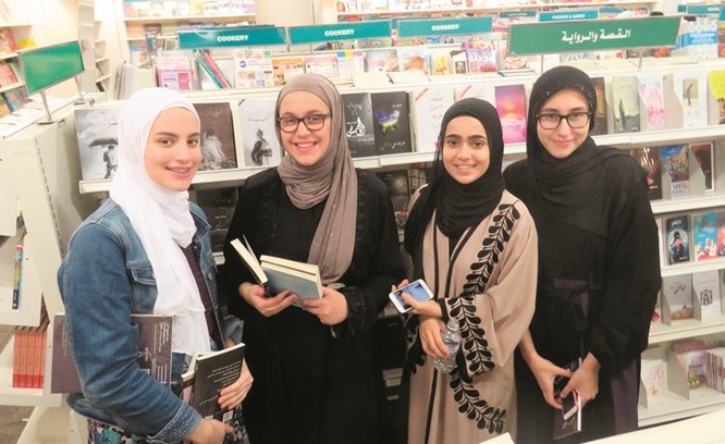 الطالبات في أحد أركان المكتبة﻿