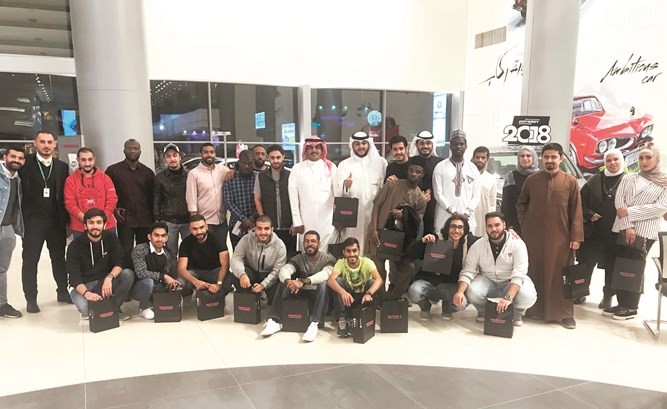 لقطة جماعية للطلبة المشاركين خلال تواجدهم في المعرض﻿
