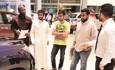 الطلبة في تحدي الخطابة خلال محاولتهم بيع السيارة﻿