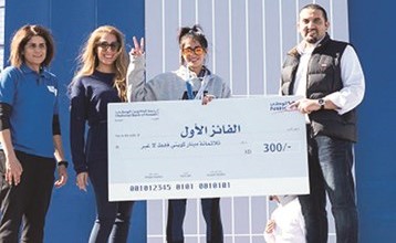 محمد العثمان يسلم الفائزة بالمركز الاول بالسباق في فئة النساء﻿