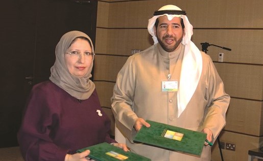 الشيخ عبدالله الأحمد ود.فاطمة الثلاب يتبادلان مذكرة التفاهم ﻿