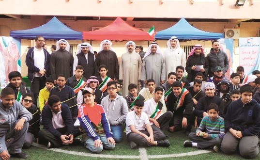اللافي مع طلبة وإدارة مدرسة تأهيل التربية الفكرية ﻿