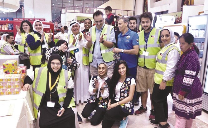 طارق القلاف يتوسط عددا من المشاركين﻿