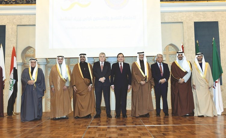  صاحب السمو الملكي الأمير عبدالعزيز بن سلمان وزير الدولة لشؤون الطاقة السعودي و م.عصام المرزوق وطارق الملا وجبار اللعيبي وسهيل المزروعي وعباس النقي في لقطة جماعية عقب الاجتماع 99 لمنظمة أوابك أمس					 (متين غوزال) ﻿