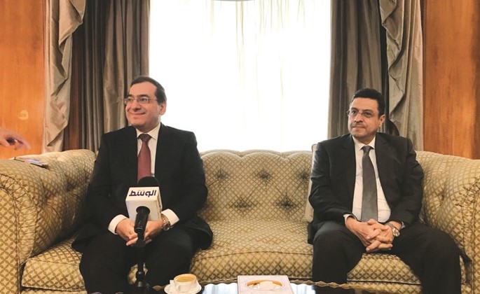 وزير البترول والثروة المعدنية المصري طارق الملا والسفير المصري طارق القوني﻿