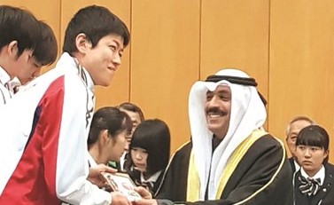 م.دعيج العتيبي يقدم الجوائز لأحد الفائزين ﻿