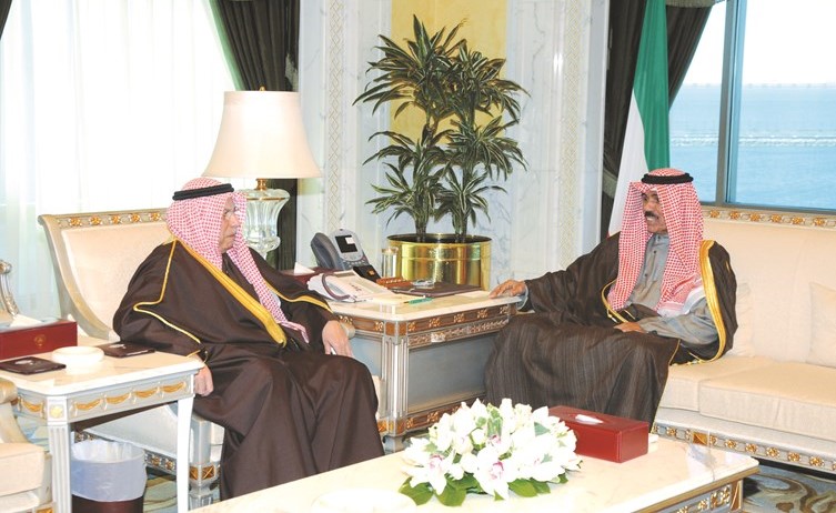 سمو ولي العهد الشيخ نواف الأحمد مستقبلا الشيخ خالد الجراح ﻿