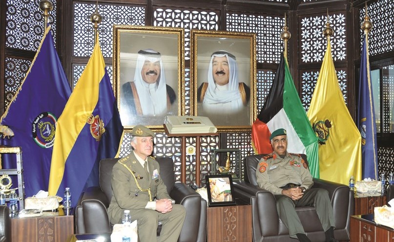 الفريق الركن محمد الخضر مستقبلا العقيد انيبال بيالبا فيرنانديث.﻿