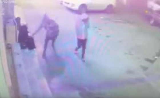 بالفيديو.. شاب يسرق هاتف فتاة من يدها أثناء انتظارها أمام أحد المحلات