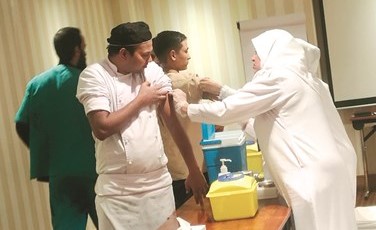 تطعيم أحد الموظفين﻿