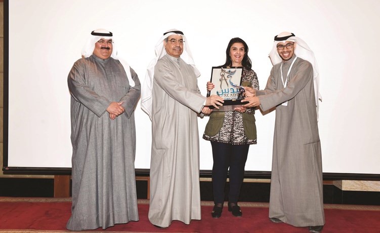 درع تقديرية إلى م.أنفال الملا يسلمه فوزي المجدلي وم. طارق الدرباس بحضور بندر الراشد﻿
