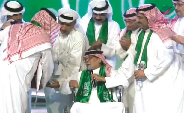 الراحل في آخر ظهور له في اليوم الوطني مع نجله أصيل وسالم الهندي وعبدالله الرويشد ومحمد عبده وعبدالمجيد عبدالله﻿