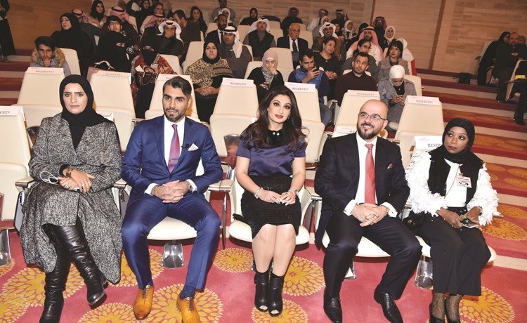 د. مريم المنديل وحسين عاشور والاستشاري علي دشتي في مقدمة الحضور	 							(ريليش كومار) ﻿
