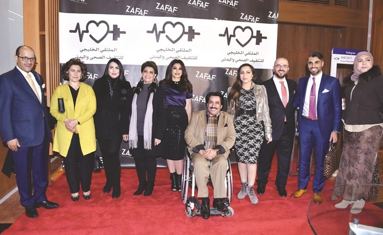 عبد الكريم العنزي سفير المعاقين يتوسط منظمي الملتقى﻿