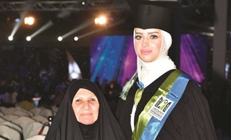 الخريجة فاطمة التميمي مع والدتها ﻿