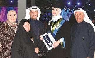 فاطمة التميمي مع ذويها ﻿