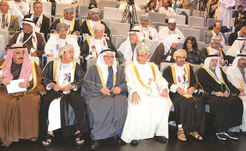 ممثل سمو الأمير الشيخ صباح الأحمد الشيخ علي الجراح والشيخ فيصل السعود و د.حمد الضوياني وعبدالعزيز البابطين والسفير البحريني الشيخ خليفة بن حمد آل خليفة والسفير الإماراتي رحمة الزعابي في مقدمة الحضور 					(محمد هنداوي)﻿