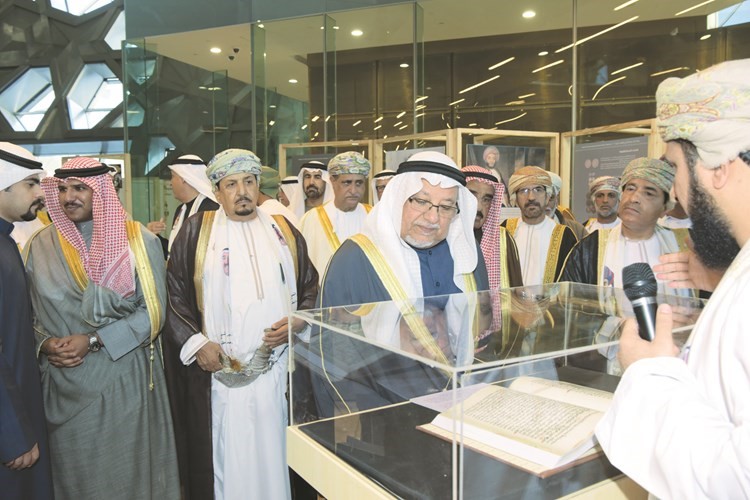 الشيخ علي الجراح يطلع على إحدى المخطوطات في المعرض﻿