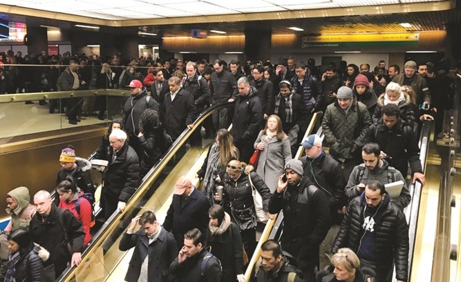 اميريكيون يتدافعون للخروج من محطة المترو حيث سمع صوت الانفجار في مانهاتن امس( ا.ف.پ)﻿