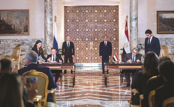 الرئيس عبد الفتاح السيسي ونظيره الروسي فلاديمير بوتين يشهدان التوقيع على إشارة البدء في تنفيذ مشروع المحطة النووية بالضبعة -(رويترز)﻿