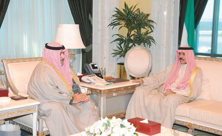 سمو ولي العهد الشيخ نواف الأحمد مستقبلا الشيخ ثامر العلي﻿
