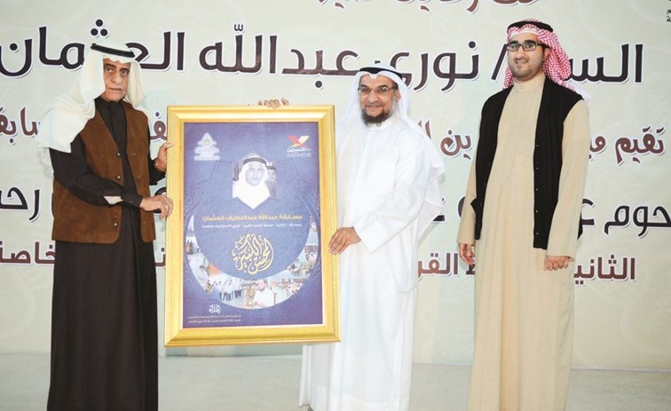 يوسف الصميعي يقدم هدية تذكارية إلى نوري العثمان ﻿
