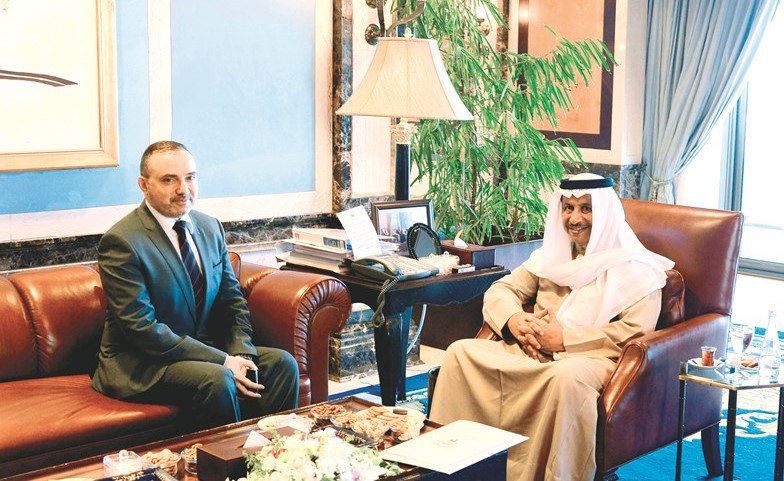 سمو رئيس الوزراء الشيخ جابر المبارك مستقبلا السفير الفرنسي ﻿