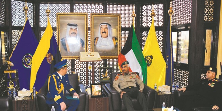 الفريق الركن محمد الخضر مع الملحق العسكري لجمهورية رومانيا﻿