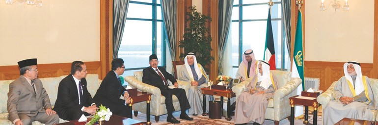 صاحب السمو الأمير الشيخ صباح الأحمد مستقبلا رئيس القضاء رئيس المحكمة العليا بجمهورية إندونيسيا د.محمد حتى علي والوفد المرافق بحضور المستشار يوسف المطاوعة﻿