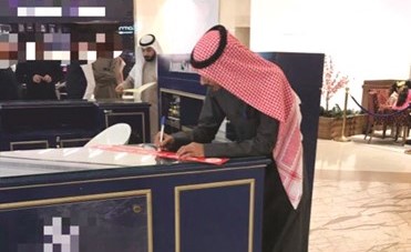 وضع ملصق على أحد التعديات ﻿