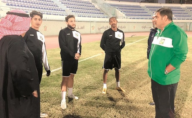 مدرب الأخضر محمد إبراهيم قبل التدريب ﻿