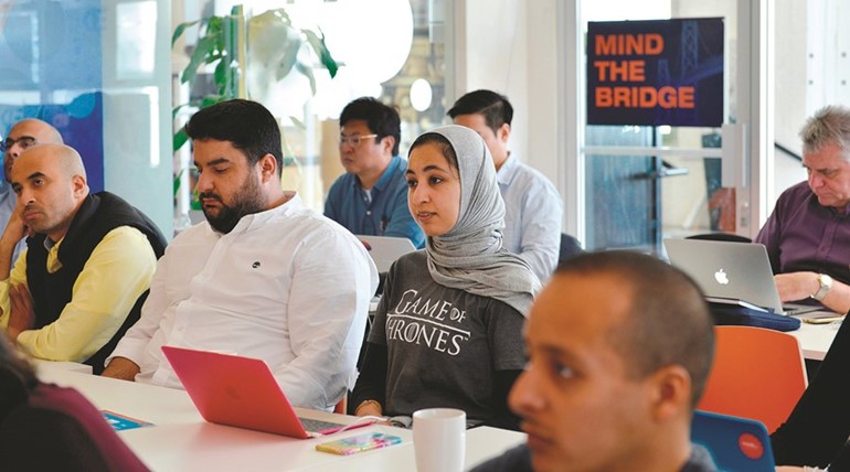 المبادرون في إحدى الورش التدريبية مع مؤسسة Mind The Bridge في سان فرانسيسكو ﻿
