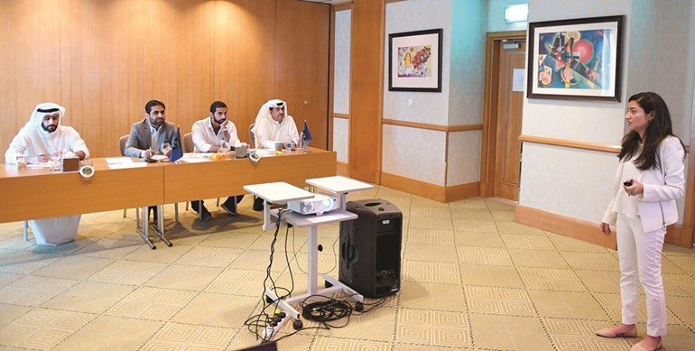 لجنة التحكيم تستمع لإحدى المبادرين في نهاية المعسكر التدريبي ﻿