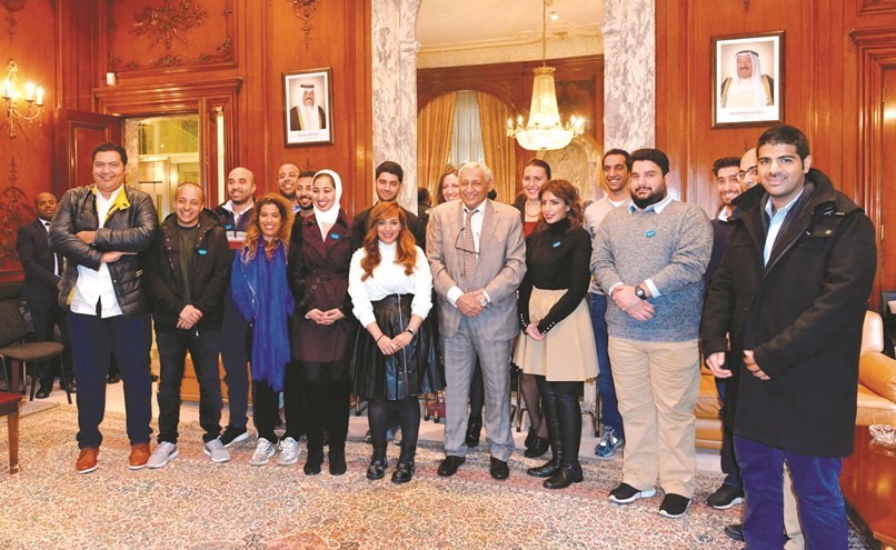 السفير خالد الدويسان مستقبلا مبادري زين في مقر السفارة بلندن﻿