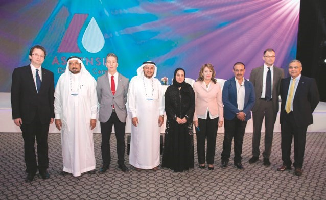 عدد من الأطباء المشاركين في المؤتمر﻿