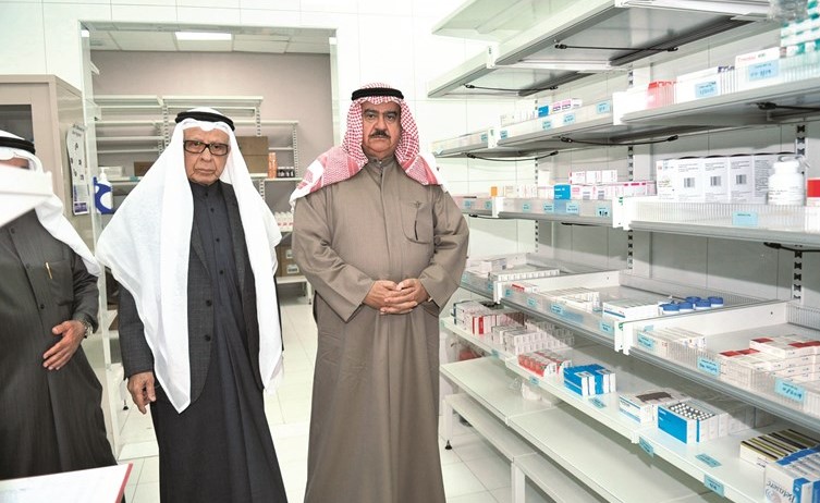 الفريق م. ثابت المهنا وفهد المعجل خلال جولة بمركز هيا عبدالرحمن المعجل الصحي	 (زين علام) ﻿