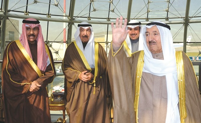 صاحب السمو الامير الشيخ صباح الاحمد يحيي مودعيه في المطار بحضور سمو ولي العهد ﻿﻿الشيخ نواف الاحمد ورئيس مجلس الامة مرزوق الغانم والشيخ جابر العبد الله ﻿