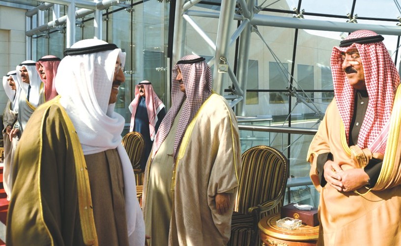 صاحب السمو الأمير لدى مغادرته وفي وداعه الشيخ مشعل الأحمد و سمو الشيخ ناصر المحمد ﻿
