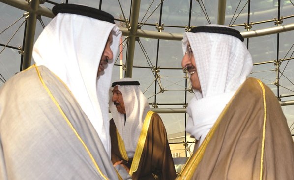 صاحب السمو الأمير مصافحا سمو رئيس الوزراء الشيخ جابر المبارك ﻿