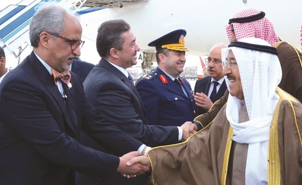 صاحب السمو الأمير مصافحا السفير غسان الزواوي والسفير مراد تامير ﻿