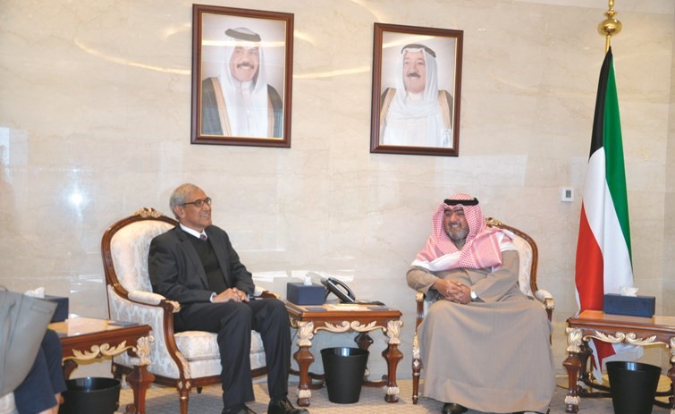 الشيخ ثامر العلي أثناء مباحثاته مع سفير سنغافورة زين العابدين بن محمد ﻿