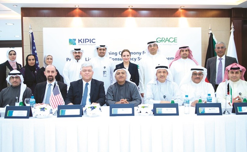 صورة جماعية بعد توقيع البترولية المتكاملة العقد الرابع مع شركة Grace الأميركية ويبدو هاشم هاشم وأحمد الجيماز  ﻿